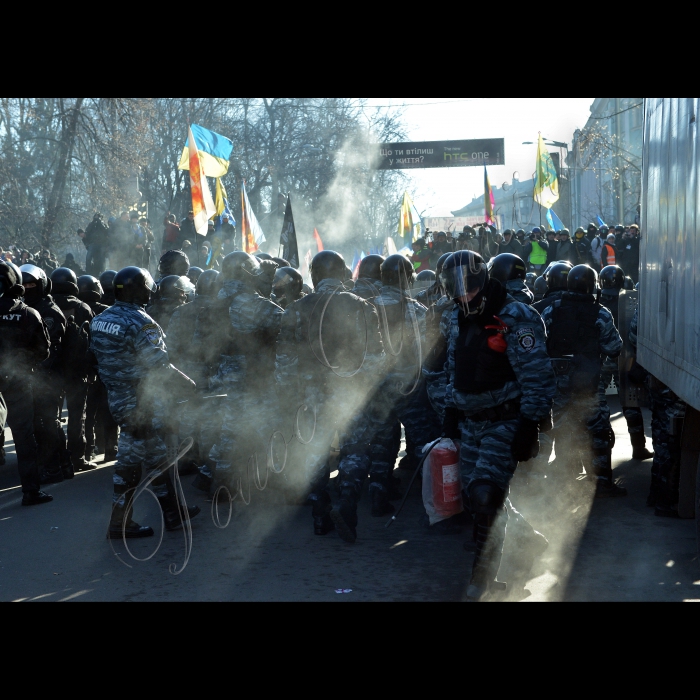 Київ. Хода активістів Євромайдану до Верховної Ради. Вулиці Інститутська, Шовковична, Грушевського та Маріїнський парк. Мітинги та сутички в центрі міста.