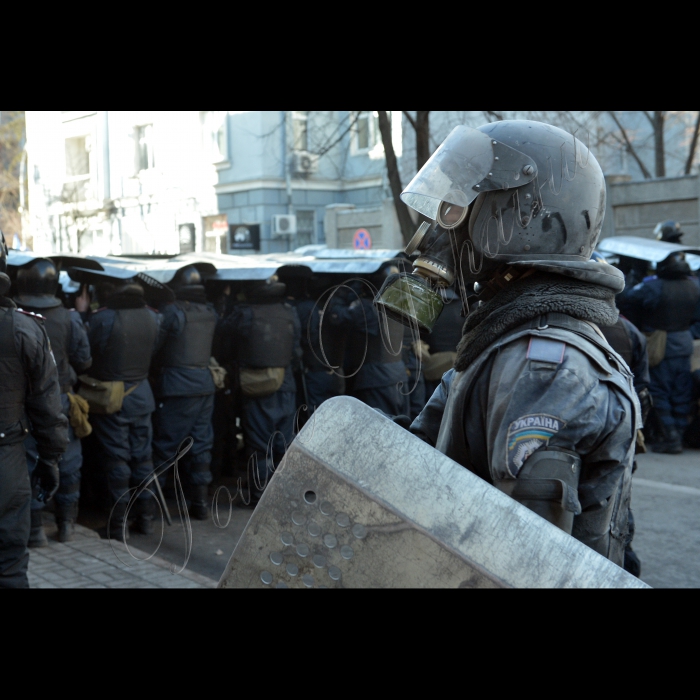 Київ. Хода активістів Євромайдану до Верховної Ради. Вулиці Інститутська, Шовковична, Грушевського та Маріїнський парк. Мітинги та сутички в центрі міста.