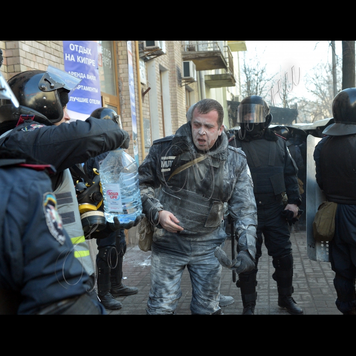 Київ. Хода активістів Євромайдану до Верховної Ради. Вулиці Інститутська, Шовковична, Грушевського та Маріїнський парк. Мітинги та сутички в центрі міста.