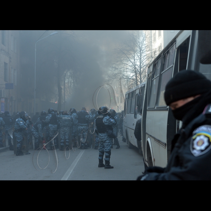 Київ. Хода активістів Євромайдану до Верховної Ради. Вулиці Інститутська, Шовковична, Грушевського та Маріїнський парк. Мітинги та сутички в центрі міста.