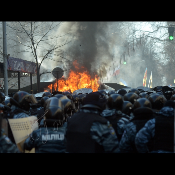 Київ. Хода активістів Євромайдану до Верховної Ради. Вулиці Інститутська, Шовковична, Грушевського та Маріїнський парк. Мітинги та сутички в центрі міста.