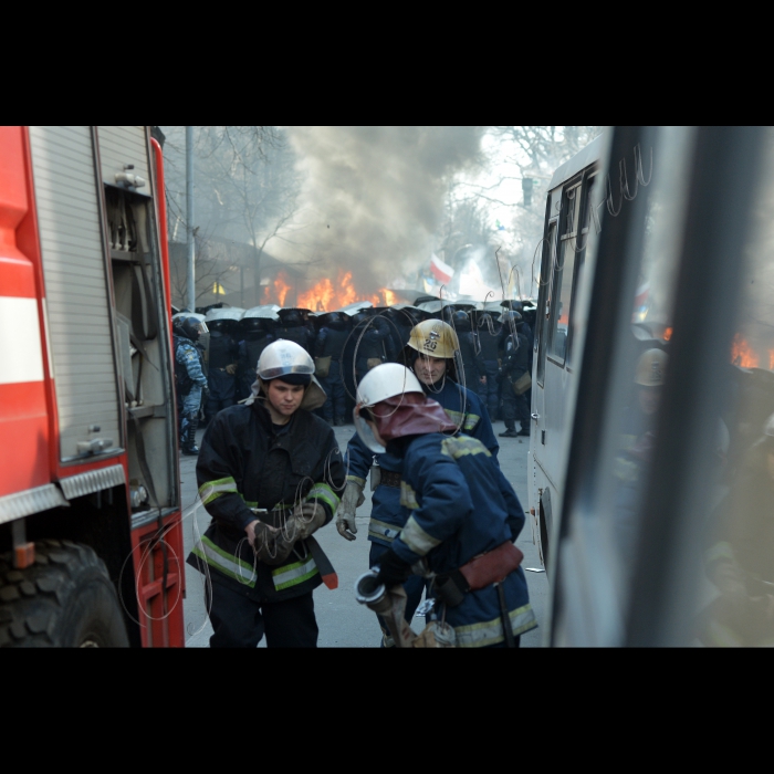 Київ. Хода активістів Євромайдану до Верховної Ради. Вулиці Інститутська, Шовковична, Грушевського та Маріїнський парк. Мітинги та сутички в центрі міста.