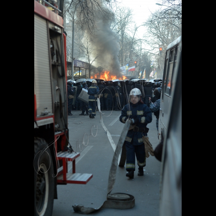 Київ. Хода активістів Євромайдану до Верховної Ради. Вулиці Інститутська, Шовковична, Грушевського та Маріїнський парк. Мітинги та сутички в центрі міста.