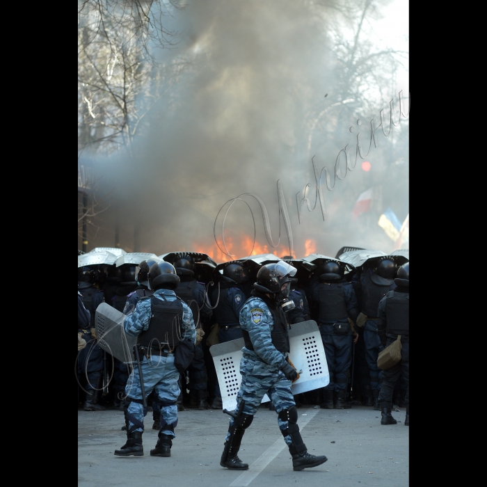 Київ. Хода активістів Євромайдану до Верховної Ради. Вулиці Інститутська, Шовковична, Грушевського та Маріїнський парк. Мітинги та сутички в центрі міста.