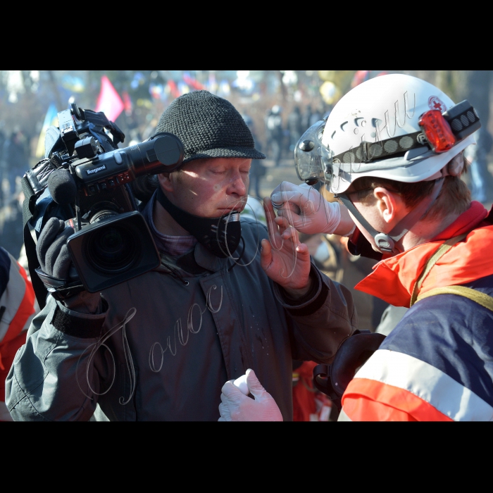 Київ. Хода активістів Євромайдану до Верховної Ради. Вулиці Інститутська, Шовковична, Грушевського та Маріїнський парк. Мітинги та сутички в центрі міста.