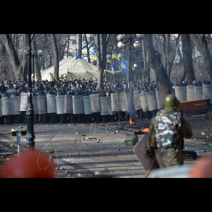 Київ. Хода активістів Євромайдану до Верховної Ради. Вулиці Інститутська, Шовковична, Грушевського та Маріїнський парк. Мітинги та сутички в центрі міста.