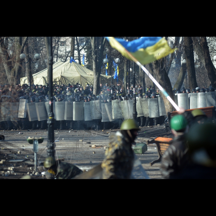 Київ. Хода активістів Євромайдану до Верховної Ради. Вулиці Інститутська, Шовковична, Грушевського та Маріїнський парк. Мітинги та сутички в центрі міста.