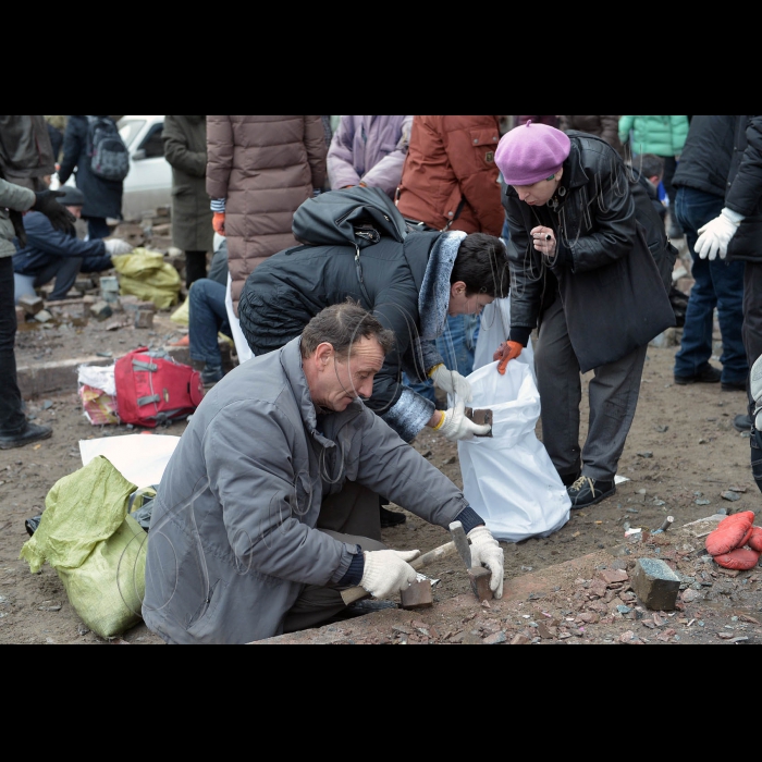 Київ. Євромайдан. Майдан Незалежності, Хрещатик. Триває протистояння на Майдані Незалежності. Активісти на Майдані Незалежності пережили важку ніч кривавих протистоянь. Новий день зустрічали гімном та піснями. Зі сцени виступають промовці, люди продовжують довбати бруківку - для захисту в разі наступу. Також активісти підтримують вогонь за допомогою покришок. За даними МОЗ України, під час сутичок у центрі Києва вже загинуло 25 осіб.