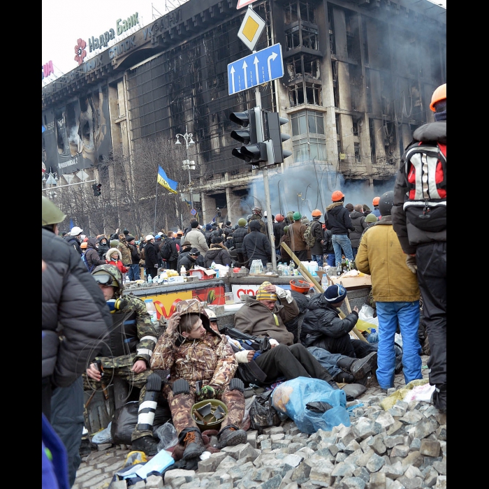 Київ. Євромайдан. Майдан Незалежності, Хрещатик. Триває протистояння на Майдані Незалежності. Активісти на Майдані Незалежності пережили важку ніч кривавих протистоянь. Новий день зустрічали гімном та піснями. Зі сцени виступають промовці, люди продовжують довбати бруківку - для захисту в разі наступу. Також активісти підтримують вогонь за допомогою покришок. За даними МОЗ України, під час сутичок у центрі Києва вже загинуло 25 осіб.