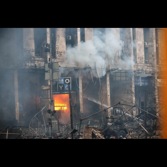 Київ. Євромайдан. Майдан Незалежності, Хрещатик. Триває протистояння на Майдані Незалежності. Активісти на Майдані Незалежності пережили важку ніч кривавих протистоянь. Новий день зустрічали гімном та піснями. Зі сцени виступають промовці, люди продовжують довбати бруківку - для захисту в разі наступу. Також активісти підтримують вогонь за допомогою покришок. За даними МОЗ України, під час сутичок у центрі Києва вже загинуло 25 осіб.