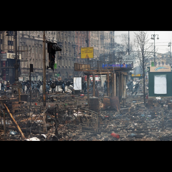 Київ. Євромайдан. Майдан Незалежності, Хрещатик. Триває протистояння на Майдані Незалежності. Активісти на Майдані Незалежності пережили важку ніч кривавих протистоянь. Новий день зустрічали гімном та піснями. Зі сцени виступають промовці, люди продовжують довбати бруківку - для захисту в разі наступу. Також активісти підтримують вогонь за допомогою покришок. За даними МОЗ України, під час сутичок у центрі Києва вже загинуло 25 осіб.