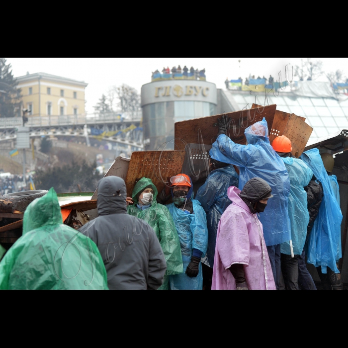 Київ. Євромайдан. Майдан Незалежності, Хрещатик. Триває протистояння на Майдані Незалежності. Активісти на Майдані Незалежності пережили важку ніч кривавих протистоянь. Новий день зустрічали гімном та піснями. Зі сцени виступають промовці, люди продовжують довбати бруківку - для захисту в разі наступу. Також активісти підтримують вогонь за допомогою покришок. За даними МОЗ України, під час сутичок у центрі Києва вже загинуло 25 осіб.