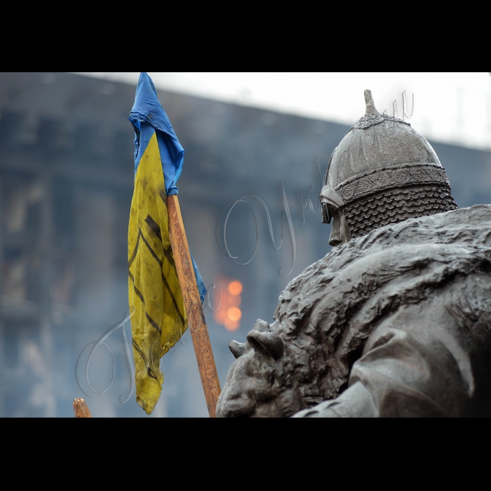 Київ. Євромайдан. Майдан Незалежності, Хрещатик. Триває протистояння на Майдані Незалежності. Активісти на Майдані Незалежності пережили важку ніч кривавих протистоянь. Новий день зустрічали гімном та піснями. Зі сцени виступають промовці, люди продовжують довбати бруківку - для захисту в разі наступу. Також активісти підтримують вогонь за допомогою покришок. За даними МОЗ України, під час сутичок у центрі Києва вже загинуло 25 осіб.