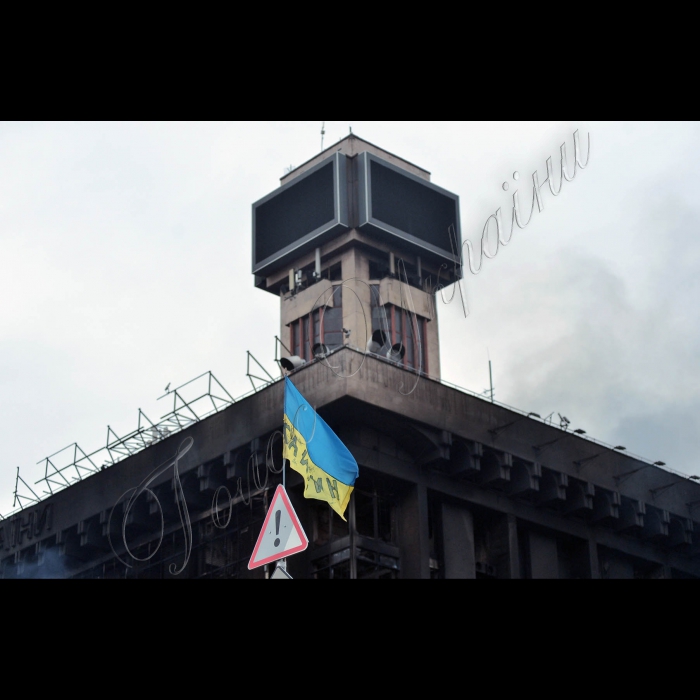 Київ. Євромайдан. Майдан Незалежності, Хрещатик. Триває протистояння на Майдані Незалежності. Активісти на Майдані Незалежності пережили важку ніч кривавих протистоянь. Новий день зустрічали гімном та піснями. Зі сцени виступають промовці, люди продовжують довбати бруківку - для захисту в разі наступу. Також активісти підтримують вогонь за допомогою покришок. За даними МОЗ України, під час сутичок у центрі Києва вже загинуло 25 осіб.