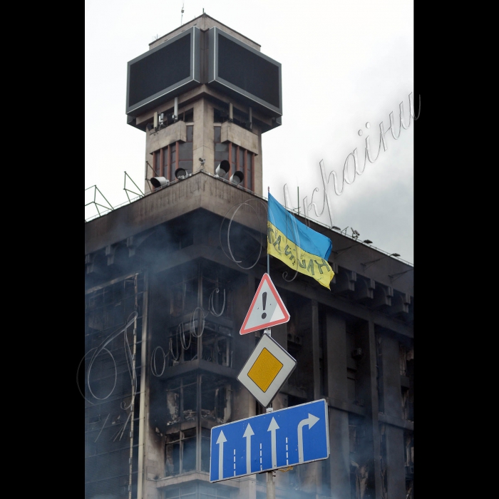 Київ. Євромайдан. Майдан Незалежності, Хрещатик. Триває протистояння на Майдані Незалежності. Активісти на Майдані Незалежності пережили важку ніч кривавих протистоянь. Новий день зустрічали гімном та піснями. Зі сцени виступають промовці, люди продовжують довбати бруківку - для захисту в разі наступу. Також активісти підтримують вогонь за допомогою покришок. За даними МОЗ України, під час сутичок у центрі Києва вже загинуло 25 осіб.