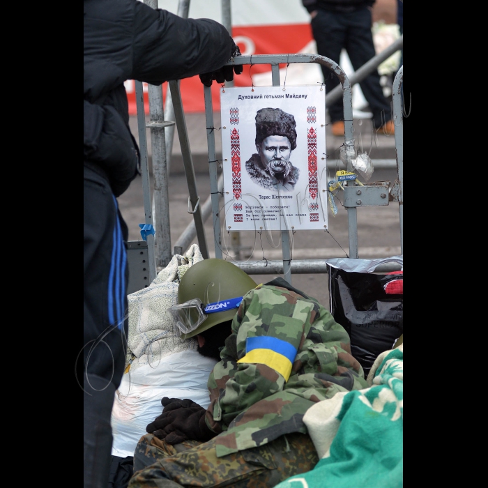 Київ. Євромайдан. Майдан Незалежності, Хрещатик. Триває протистояння на Майдані Незалежності. Активісти на Майдані Незалежності пережили важку ніч кривавих протистоянь. Новий день зустрічали гімном та піснями. Зі сцени виступають промовці, люди продовжують довбати бруківку - для захисту в разі наступу. Також активісти підтримують вогонь за допомогою покришок. За даними МОЗ України, під час сутичок у центрі Києва вже загинуло 25 осіб.