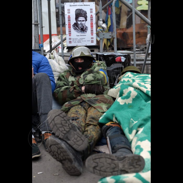 Київ. Євромайдан. Майдан Незалежності, Хрещатик. Триває протистояння на Майдані Незалежності. Активісти на Майдані Незалежності пережили важку ніч кривавих протистоянь. Новий день зустрічали гімном та піснями. Зі сцени виступають промовці, люди продовжують довбати бруківку - для захисту в разі наступу. Також активісти підтримують вогонь за допомогою покришок. За даними МОЗ України, під час сутичок у центрі Києва вже загинуло 25 осіб.