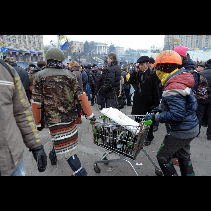 Київ. Євромайдан. Майдан Незалежності, Хрещатик. Триває протистояння на Майдані Незалежності. Активісти на Майдані Незалежності пережили важку ніч кривавих протистоянь. Новий день зустрічали гімном та піснями. Зі сцени виступають промовці, люди продовжують довбати бруківку - для захисту в разі наступу. Також активісти підтримують вогонь за допомогою покришок. За даними МОЗ України, під час сутичок у центрі Києва вже загинуло 25 осіб.