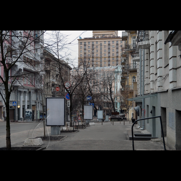 Київ. Євромайдан. Майдан Незалежності, Хрещатик. Триває протистояння на Майдані Незалежності. Активісти на Майдані Незалежності пережили важку ніч кривавих протистоянь. Новий день зустрічали гімном та піснями. Зі сцени виступають промовці, люди продовжують довбати бруківку - для захисту в разі наступу. Також активісти підтримують вогонь за допомогою покришок. За даними МОЗ України, під час сутичок у центрі Києва вже загинуло 25 осіб.