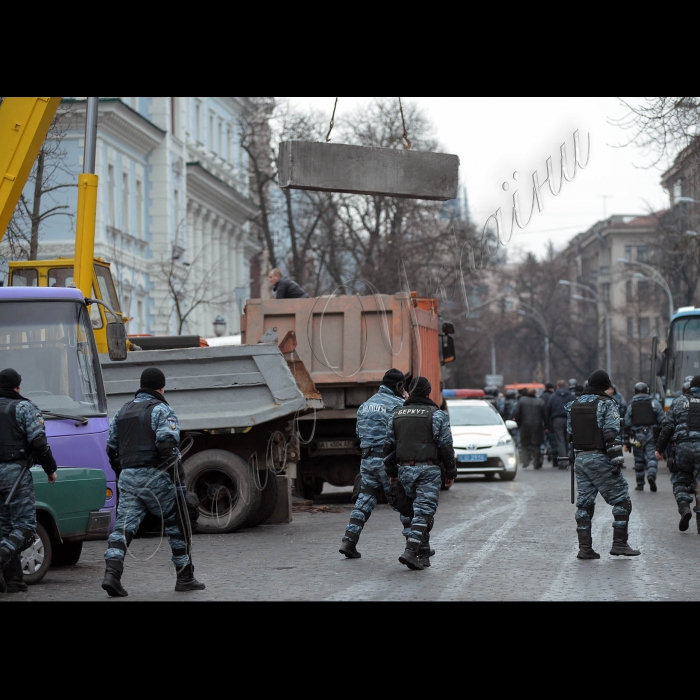 Київ. Євромайдан. Майдан Незалежності, Хрещатик. Триває протистояння на Майдані Незалежності. Активісти на Майдані Незалежності пережили важку ніч кривавих протистоянь. Новий день зустрічали гімном та піснями. Зі сцени виступають промовці, люди продовжують довбати бруківку - для захисту в разі наступу. Також активісти підтримують вогонь за допомогою покришок. За даними МОЗ України, під час сутичок у центрі Києва вже загинуло 25 осіб.