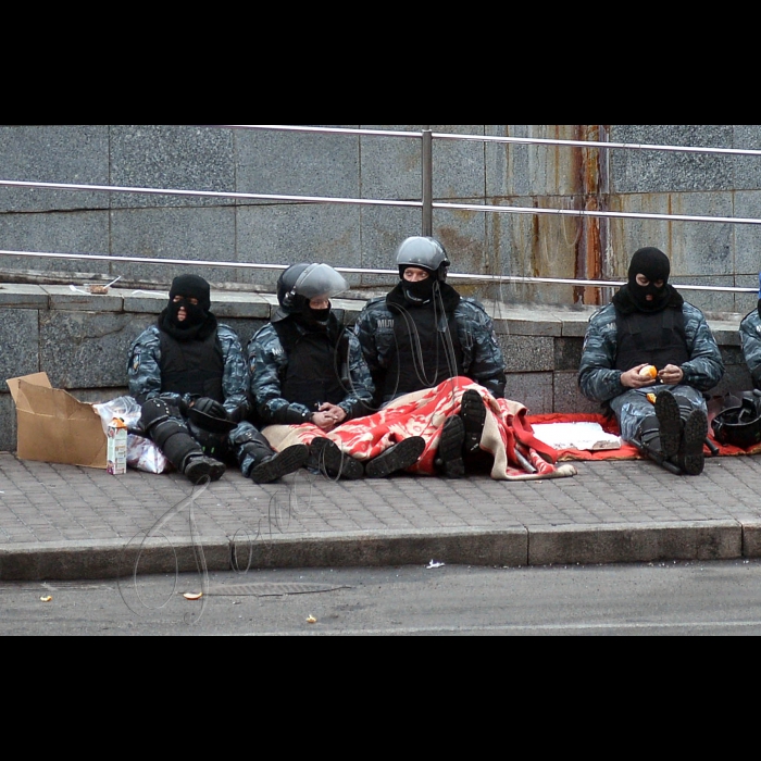 Київ. Євромайдан. Майдан Незалежності, Хрещатик. Триває протистояння на Майдані Незалежності. Активісти на Майдані Незалежності пережили важку ніч кривавих протистоянь. Новий день зустрічали гімном та піснями. Зі сцени виступають промовці, люди продовжують довбати бруківку - для захисту в разі наступу. Також активісти підтримують вогонь за допомогою покришок. За даними МОЗ України, під час сутичок у центрі Києва вже загинуло 25 осіб.