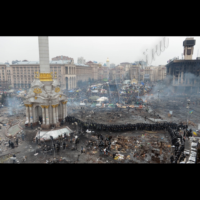 Київ. Євромайдан. Майдан Незалежності, Хрещатик. Триває протистояння на Майдані Незалежності. Активісти на Майдані Незалежності пережили важку ніч кривавих протистоянь. Новий день зустрічали гімном та піснями. Зі сцени виступають промовці, люди продовжують довбати бруківку - для захисту в разі наступу. Також активісти підтримують вогонь за допомогою покришок. За даними МОЗ України, під час сутичок у центрі Києва вже загинуло 25 осіб.