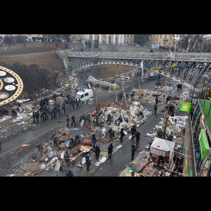 Київ. Євромайдан. Майдан Незалежності, Хрещатик. Триває протистояння на Майдані Незалежності. Активісти на Майдані Незалежності пережили важку ніч кривавих протистоянь. Новий день зустрічали гімном та піснями. Зі сцени виступають промовці, люди продовжують довбати бруківку - для захисту в разі наступу. Також активісти підтримують вогонь за допомогою покришок. За даними МОЗ України, під час сутичок у центрі Києва вже загинуло 25 осіб.