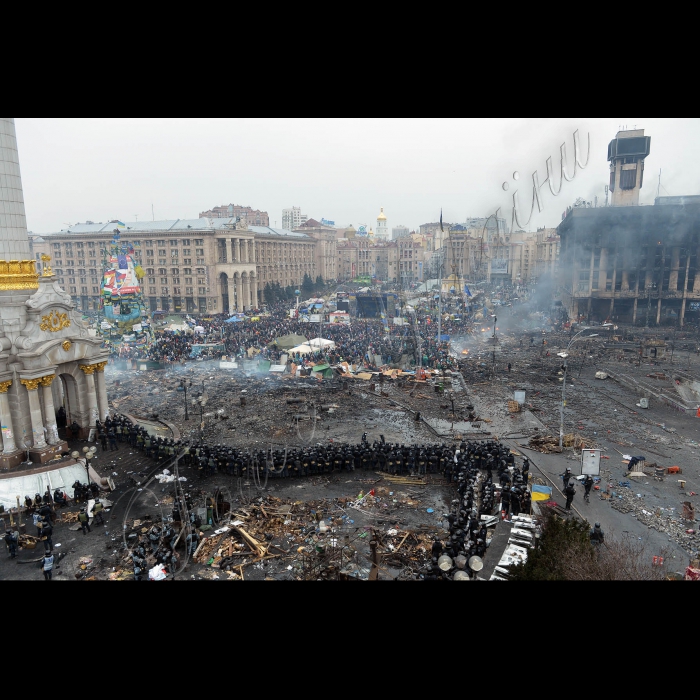 Київ. Євромайдан. Майдан Незалежності, Хрещатик. Триває протистояння на Майдані Незалежності. Активісти на Майдані Незалежності пережили важку ніч кривавих протистоянь. Новий день зустрічали гімном та піснями. Зі сцени виступають промовці, люди продовжують довбати бруківку - для захисту в разі наступу. Також активісти підтримують вогонь за допомогою покришок. За даними МОЗ України, під час сутичок у центрі Києва вже загинуло 25 осіб.