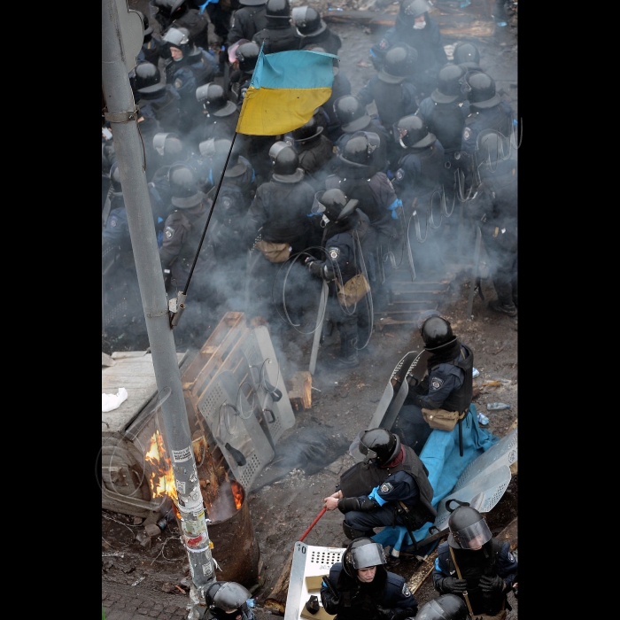 Київ. Євромайдан. Майдан Незалежності, Хрещатик. Триває протистояння на Майдані Незалежності. Активісти на Майдані Незалежності пережили важку ніч кривавих протистоянь. Новий день зустрічали гімном та піснями. Зі сцени виступають промовці, люди продовжують довбати бруківку - для захисту в разі наступу. Також активісти підтримують вогонь за допомогою покришок. За даними МОЗ України, під час сутичок у центрі Києва вже загинуло 25 осіб.