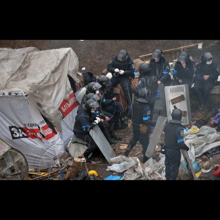 Київ. Євромайдан. Майдан Незалежності, Хрещатик. Триває протистояння на Майдані Незалежності. Активісти на Майдані Незалежності пережили важку ніч кривавих протистоянь. Новий день зустрічали гімном та піснями. Зі сцени виступають промовці, люди продовжують довбати бруківку - для захисту в разі наступу. Також активісти підтримують вогонь за допомогою покришок. За даними МОЗ України, під час сутичок у центрі Києва вже загинуло 25 осіб.