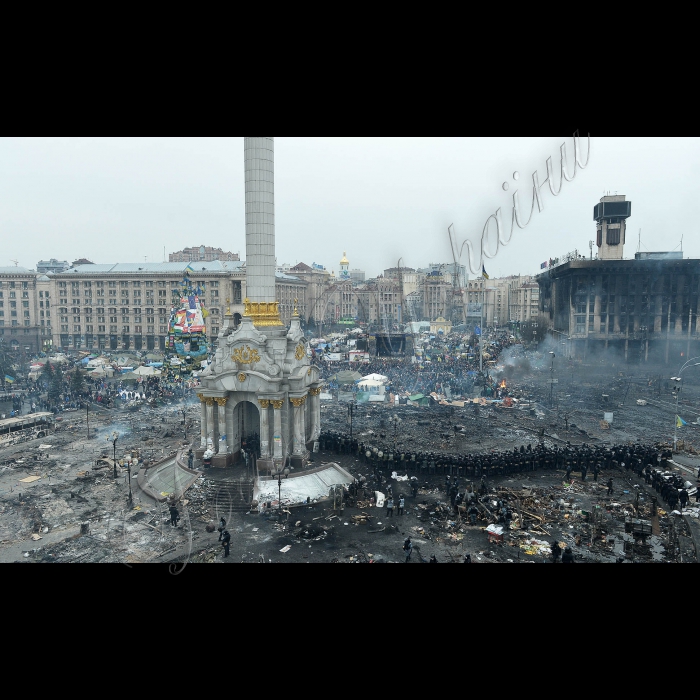 Київ. Євромайдан. Майдан Незалежності, Хрещатик. Триває протистояння на Майдані Незалежності. Активісти на Майдані Незалежності пережили важку ніч кривавих протистоянь. Новий день зустрічали гімном та піснями. Зі сцени виступають промовці, люди продовжують довбати бруківку - для захисту в разі наступу. Також активісти підтримують вогонь за допомогою покришок. За даними МОЗ України, під час сутичок у центрі Києва вже загинуло 25 осіб.