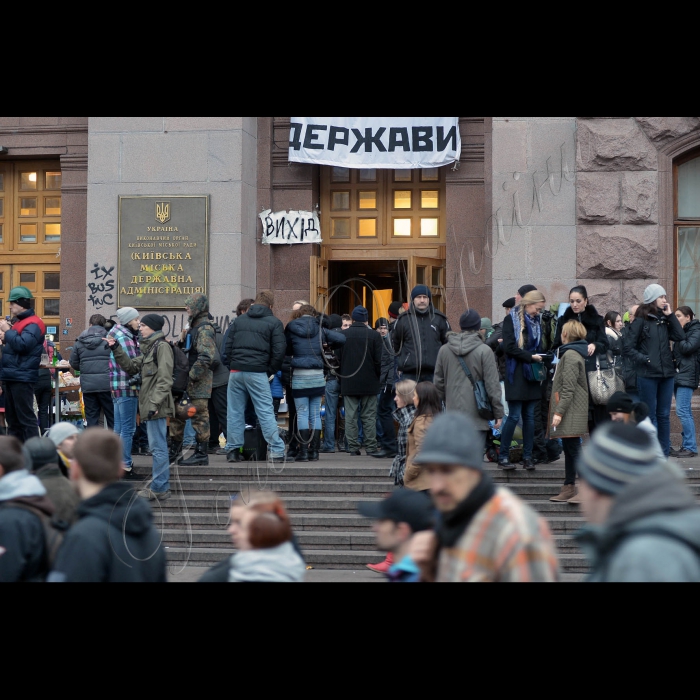 Київ. Євромайдан. Майдан Незалежності, Хрещатик. Триває протистояння на Майдані Незалежності. Активісти на Майдані Незалежності пережили важку ніч кривавих протистоянь. Новий день зустрічали гімном та піснями. Зі сцени виступають промовці, люди продовжують довбати бруківку - для захисту в разі наступу. Також активісти підтримують вогонь за допомогою покришок. За даними МОЗ України, під час сутичок у центрі Києва вже загинуло 25 осіб.