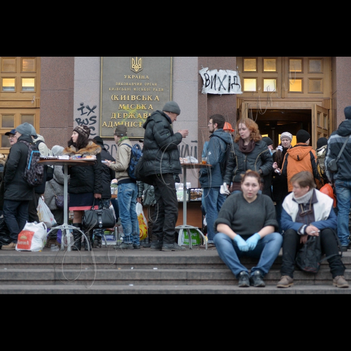 Київ. Євромайдан. Майдан Незалежності, Хрещатик. Триває протистояння на Майдані Незалежності. Активісти на Майдані Незалежності пережили важку ніч кривавих протистоянь. Новий день зустрічали гімном та піснями. Зі сцени виступають промовці, люди продовжують довбати бруківку - для захисту в разі наступу. Також активісти підтримують вогонь за допомогою покришок. За даними МОЗ України, під час сутичок у центрі Києва вже загинуло 25 осіб.