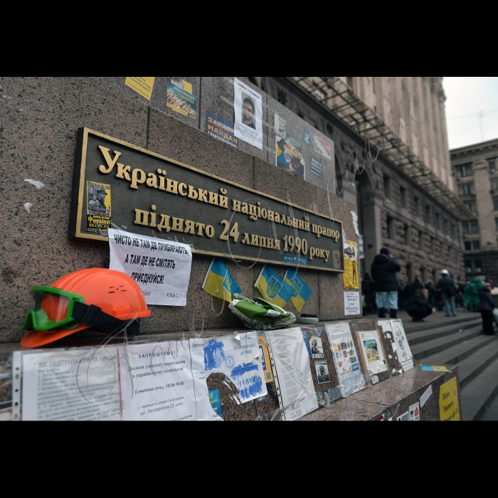 Київ. Євромайдан. Майдан Незалежності, Хрещатик. Триває протистояння на Майдані Незалежності. Активісти на Майдані Незалежності пережили важку ніч кривавих протистоянь. Новий день зустрічали гімном та піснями. Зі сцени виступають промовці, люди продовжують довбати бруківку - для захисту в разі наступу. Також активісти підтримують вогонь за допомогою покришок. За даними МОЗ України, під час сутичок у центрі Києва вже загинуло 25 осіб.