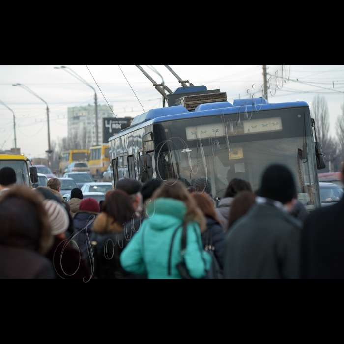 Київ, зупинка метро «Святошин». Черги на транспорт -- унаслідок сутичок на Майдані не працює метрополітен. Наземний транспорт переповнений.