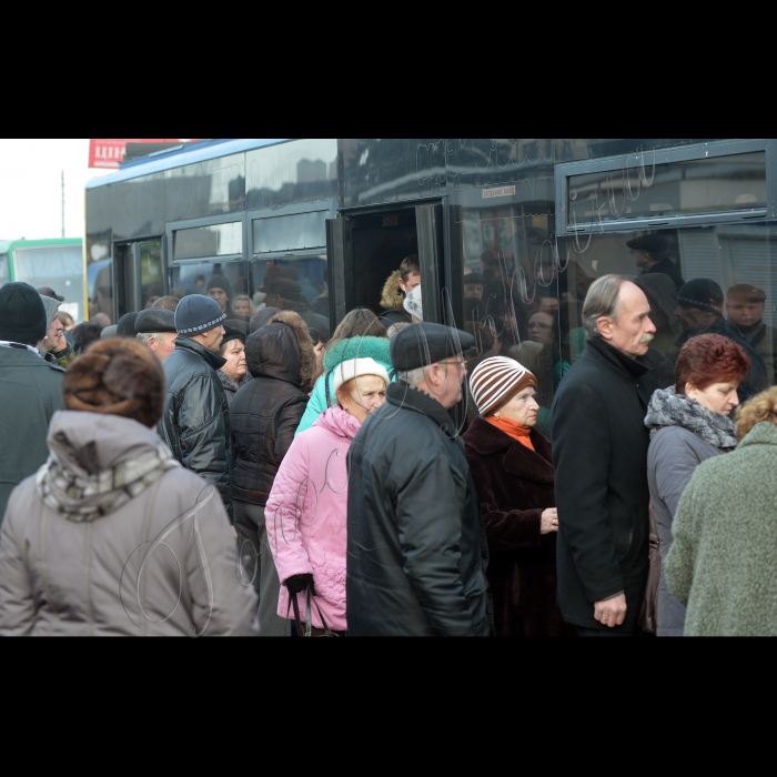 Київ, зупинка метро «Святошин». Черги на транспорт -- унаслідок сутичок на Майдані не працює метрополітен. Наземний транспорт переповнений.