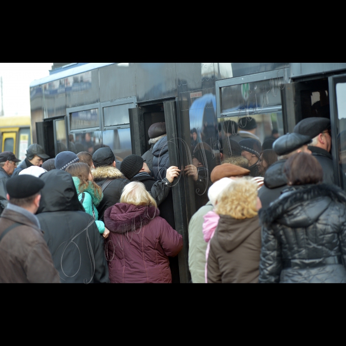 Київ, зупинка метро «Святошин». Черги на транспорт -- унаслідок сутичок на Майдані не працює метрополітен. Наземний транспорт переповнений.