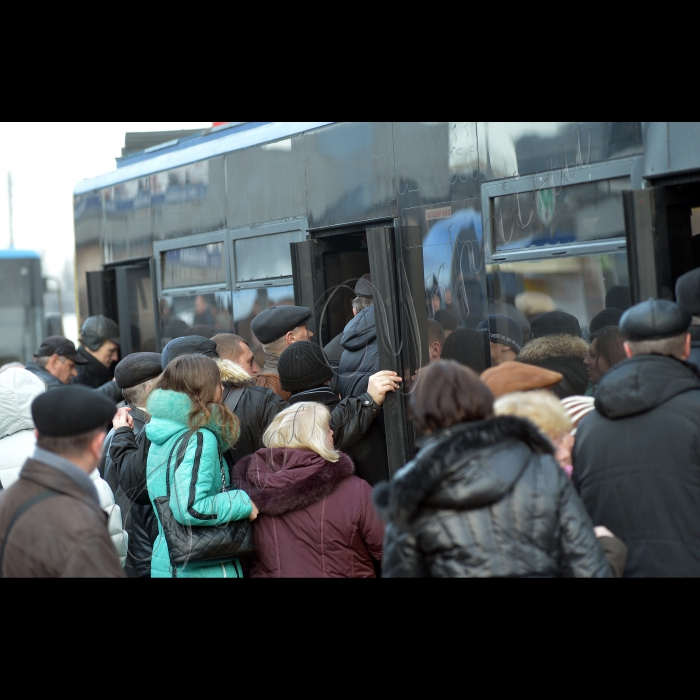 Київ, зупинка метро «Святошин». Черги на транспорт -- унаслідок сутичок на Майдані не працює метрополітен. Наземний транспорт переповнений.