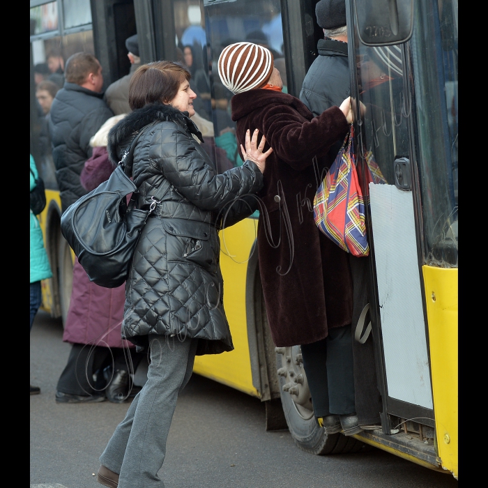 Київ, зупинка метро «Святошин». Черги на транспорт -- унаслідок сутичок на Майдані не працює метрополітен. Наземний транспорт переповнений.