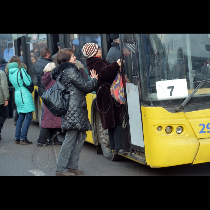 Київ, зупинка метро «Святошин». Черги на транспорт -- унаслідок сутичок на Майдані не працює метрополітен. Наземний транспорт переповнений.