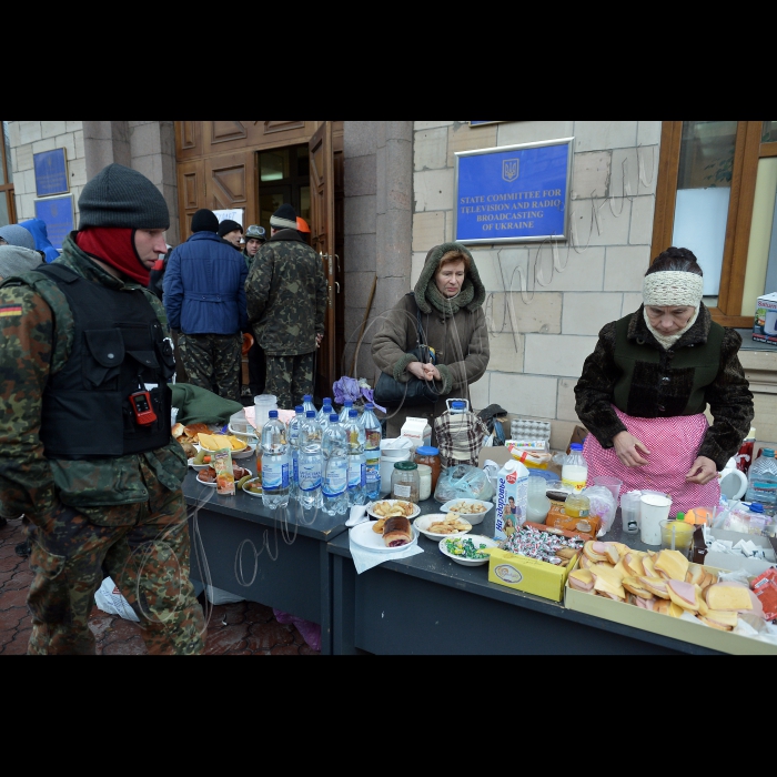 Київ. Євромайдан, Майдан Незалежності.
Новий штаб активістів у приміщенні Національного телерадіокомітету