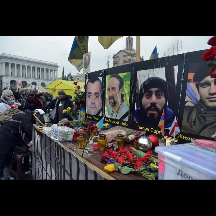 Київ. Євромайдан, Майдан Незалежності. Портрети загиблих Героїв Небесної Сотні: Сеник, Вербицький, Нігоян, Жизневський