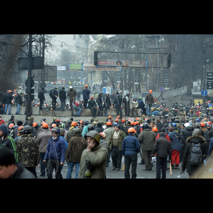 Київ, вул. Грушевського. Активісти знову відбили барикади на вул. Грушевського.
