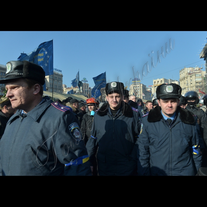 Київ. Євромайдан.
У Київ зі Львова для охорони Майдану приїхала група міліціонерів, включаючи офіцерів вищих чинів, які перейшли на бік мітингувальників.