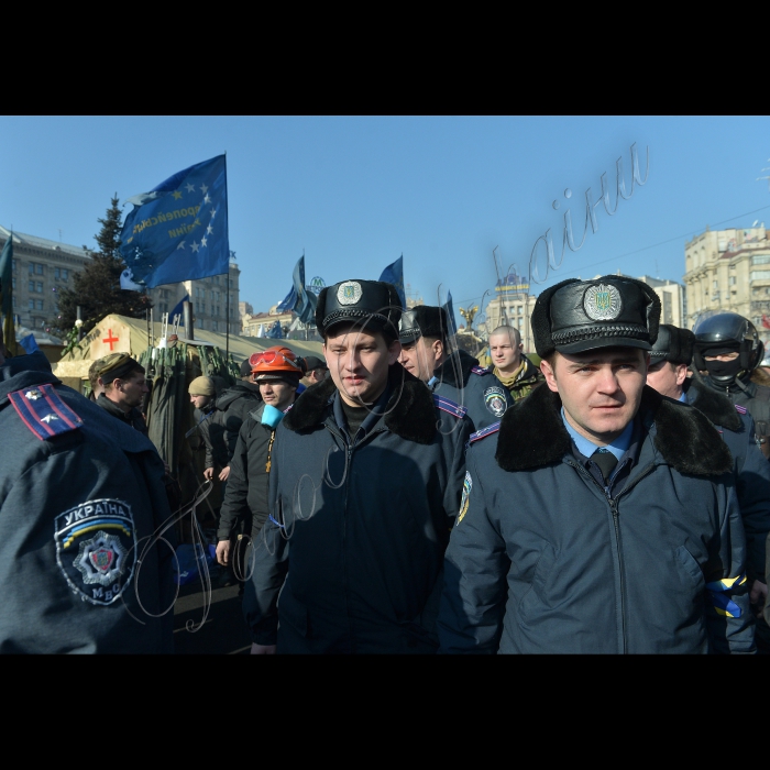 Київ. Євромайдан.
У Київ зі Львова для охорони Майдану приїхала група міліціонерів, включаючи офіцерів вищих чинів, які перейшли на бік мітингувальників.