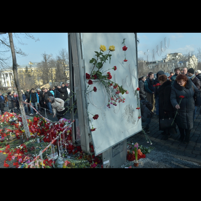 Київ. Євромайдан, Майдан Незалежності, вул. Інститутська, вул. Банкова.
Квіти загиблим.
