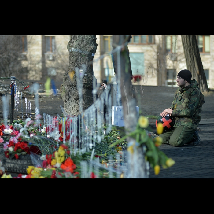 Київ. Євромайдан, Майдан Незалежності, вул. Інститутська, вул. Банкова.
Квіти загиблим.
