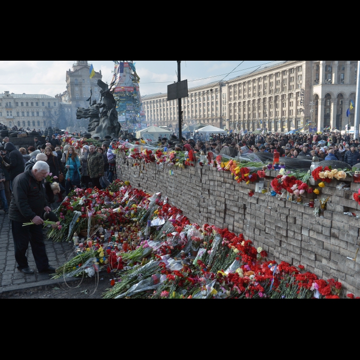 Київ. Євромайдан, Майдан Незалежності, вул. Інститутська, вул. Банкова.
Квіти загиблим.
