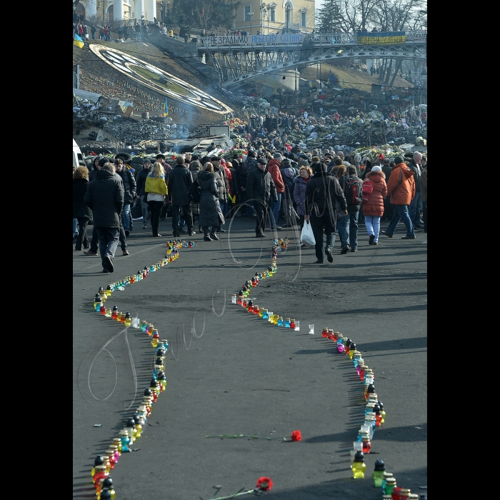 Київ. Євромайдан, Майдан Незалежності, вул. Інститутська, вул. Банкова.
Квіти загиблим.
