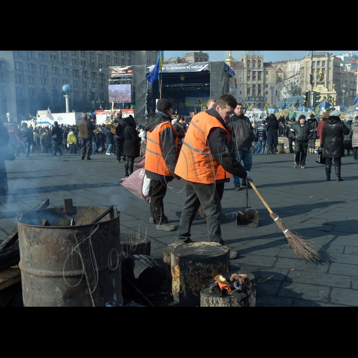 Київ. Євромайдан, Майдан Незалежності, вул. Інститутська, вул. Банкова.
Квіти загиблим.
